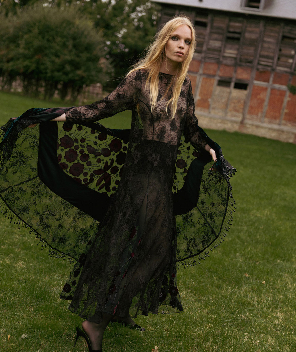 Nidodileda | Black lace embroidered sequined Dalia cape