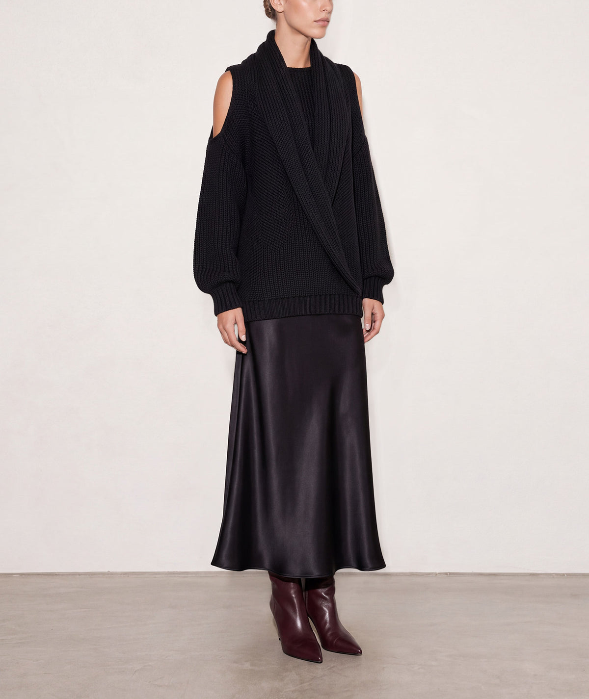Tailor Made | Black cold-shoulder knitted sweater with hood